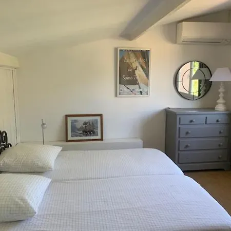 Charmante A 400m De La Des Salins *